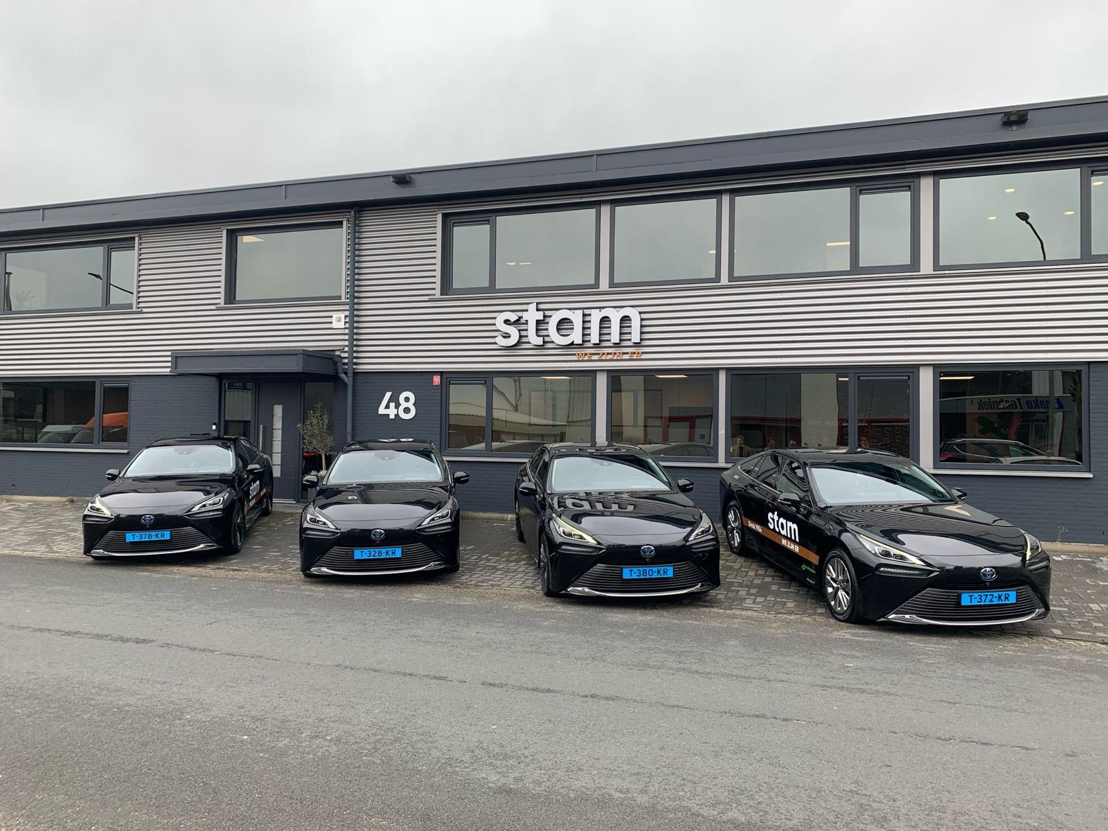 Featured image for “Taxi Stam investeert in duurzame mobiliteit met vier waterstofauto’s”